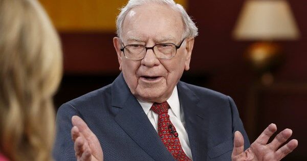 Nhà đầu tư nên làm gì khi chiến sự căng thẳng, huyền thoại Warren Buffett có câu trả lời
