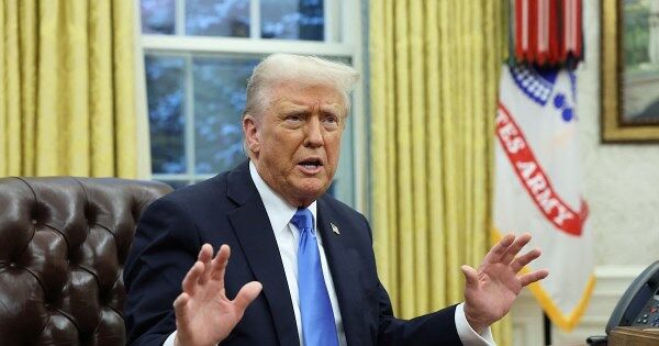 Ông Trump cân nhắc khả năng tấn công Iran, yêu cầu 'đầu hàng vô điều kiện'