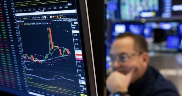 Khối ngoại bán ròng gần 600 tỷ đồng phiên cơ cấu ETF