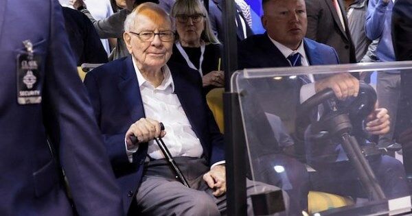 Warren Buffett đã trao đi hơn 60 tỷ USD cổ phiếu Berkshire Hathaway