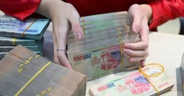 Vì sao tiền đồng mất giá dù USD yếu đi?