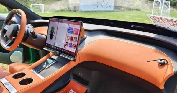 Xe điện Xiaomi SU7 'nịnh' người dùng iPhone
