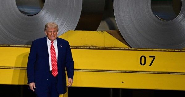 Ông Trump ký lệnh nâng thuế quan với nhôm thép lên 50%