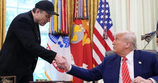 Ông Trump nói Elon Musk 'phát điên', doạ sẽ cắt các hợp đồng liên bang của SpaceX