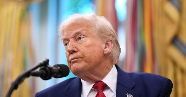 Gia đình ông Trump gửi thư cảnh báo tới công ty đứng sau đồng memecoin $TRUMP