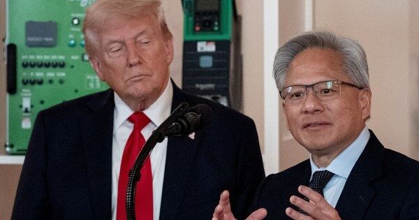 Ông Trump gặp Jensen Huang trước khi CEO Nvidia sang thăm Trung Quốc