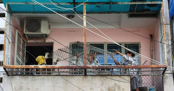 Hàng loạt hộ dân dỡ 'chuồng cọp' ở cư xá sau vụ cháy làm 8 người chết