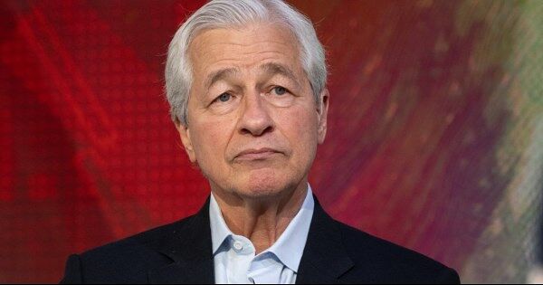 CEO JPMorgan đi ngược thị trường chung, cảnh báo Fed sẽ tăng lãi suất trở lại