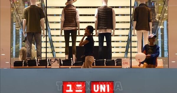 Công ty mẹ của Uniqlo dự định tăng giá để 'giảm đau' do thuế quan