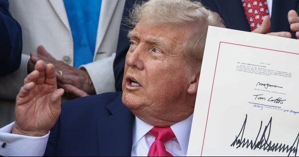 Hoá đơn tiền điện của người Mỹ sắp tăng sốc, nguyên nhân do ông Trump?