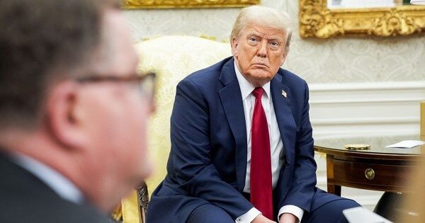 Ông Trump mắc chứng suy tĩnh mạch mạn tính, mắt cá chân sưng phồng