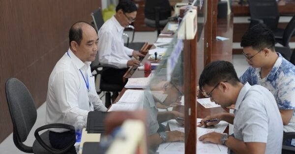 Bỏ giáng chức và hạ bậc lương với công chức
