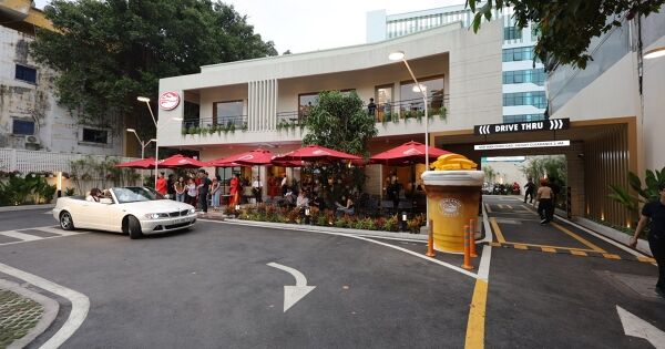 Mô hình ‘drive-thru’ sẽ phổ biến ở Việt Nam như mong đợi của Nhà sáng lập Highlands?