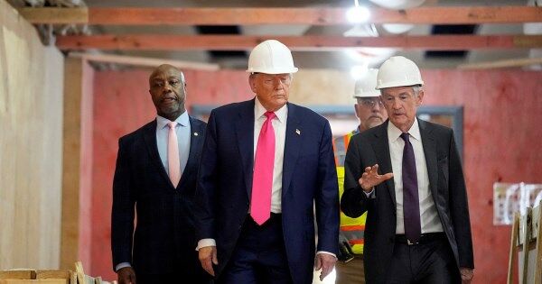 Ông Trump xuống giọng sau khi thăm trụ sở Fed, rút lại lời đe doạ sa thải ông Powell