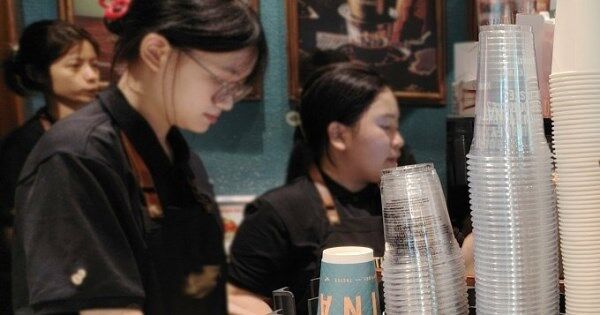 Quán ăn, cà phê ở Hà Nội dùng nilon, cốc nhựa thế nào?