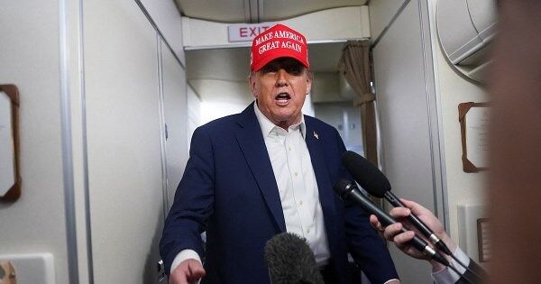 Ông Trump đã ký 12 thư thông báo thuế quan, sẽ gửi đi vào thứ Hai tuần tới