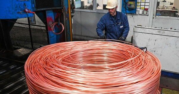 Ông Trump thông báo sẽ áp thuế 50% đồng nhập khẩu, giá liền nhảy vọt lên mức kỷ lục