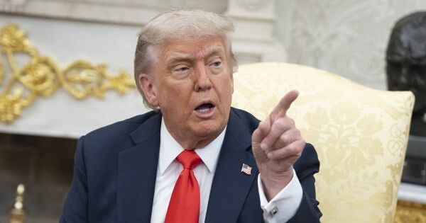 Ông Trump giữ nguyên thuế đối ứng tối thiểu, tăng thuế với Canada lên 35%