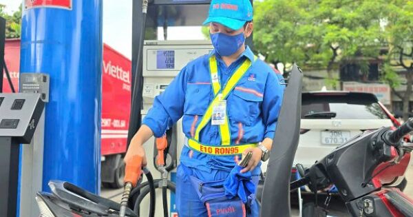 Người mua dè dặt trong ngày đầu thí điểm bán xăng E10