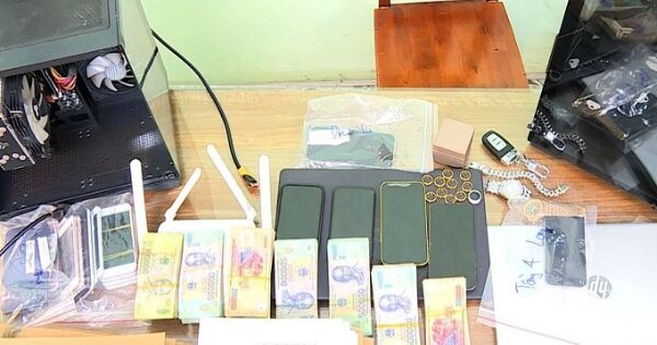 Khoe siêu xe, nhẫn kim cương giả để dẫn dụ nhà đầu tư chơi tiền ảo