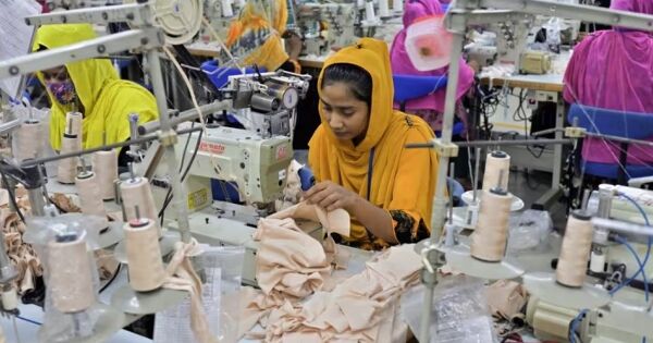Các nhà sản xuất may mặc Bangladesh giành thêm đơn hàng nhờ thuế mới của Mỹ