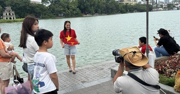 Bỏ việc văn phòng chụp ảnh dạo dịp 2/9, chàng trai Hà Nội kiếm trăm triệu đồng và thị trường thời vụ bạc tỷ