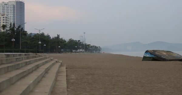 Nhiều nơi tạm dừng du lịch biển do bão Kajiki