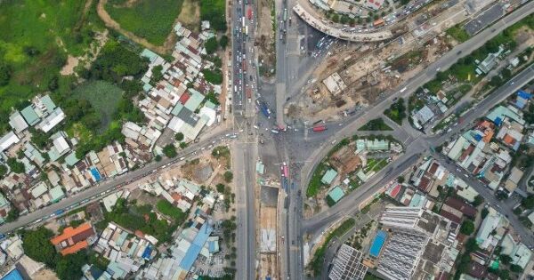Cảnh ngổn ngang ở dự án nút giao lớn nhất TP HCM trễ tiến độ