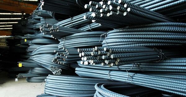 Lượng thép nhập khẩu cao gần gấp đôi xuất khẩu