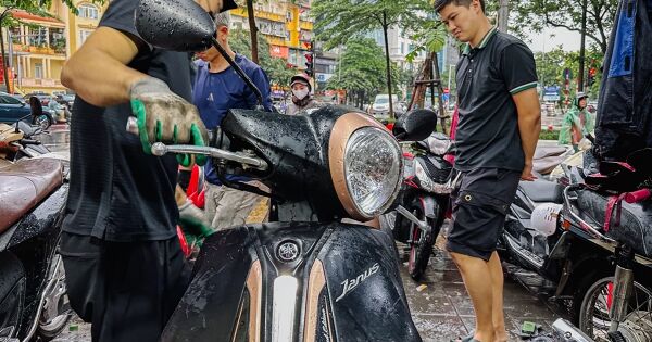 Người Hà Nội xếp hàng một tiếng chờ sửa xe chết máy
