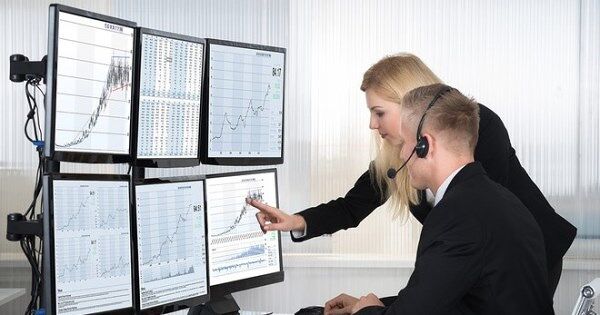 Khối ngoại bán ròng hơn 4.200 tỷ đồng, tâm điểm cổ phiếu thép và ngân hàng