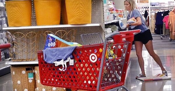 Thước đo lạm phát ưa thích của Fed tăng 2,9% vào tháng 7, cho thấy thuế quan đã bắt đầu ảnh hưởng