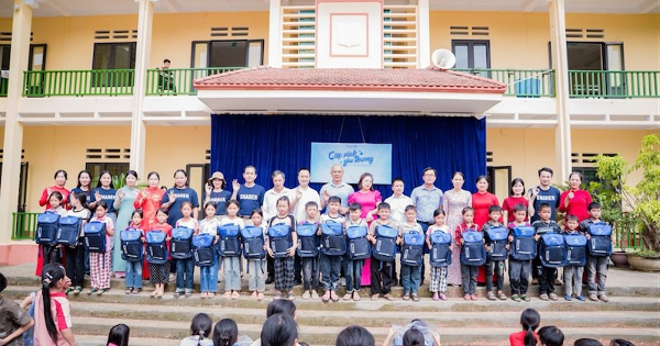 Love World trao tặng hơn 1.200 chiếc 'Cặp sách yêu thương': Tiếp sức hành trình đến trường cho các em nhỏ vùng cao
