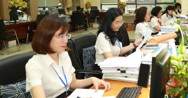 Kho bạc làm xuyên lễ để kịp phát tiền cho người dân