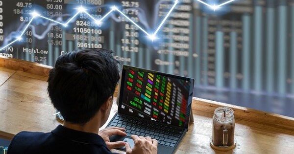 Khối ngoại đẩy mạnh bán ròng hơn 3.000 tỷ đồng, tâm điểm HPG, MWG, MBB