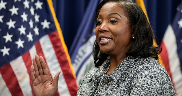 Thẩm phán tạm thời ngăn ông Trump sa thải Thống đốc Lisa Cook