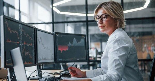 Khối ngoại bán ròng 2.900 tỷ đồng, tâm điểm HPG