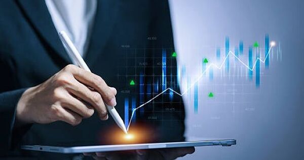 Sóng cổ phiếu công nghệ: FPT tăng trần, một mã vượt đỉnh lịch sử