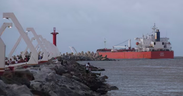 Giá xăng dầu hôm nay 16/1: Lao dốc hơn 4% vì căng thẳng hạ nhiệt