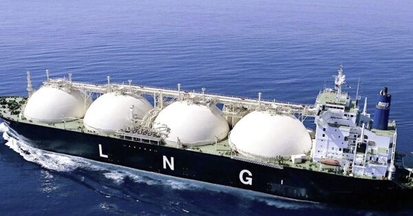 Giá khí LNG châu Á chạm đáy gần hai năm vì áp lực nguồn cung tăng cao