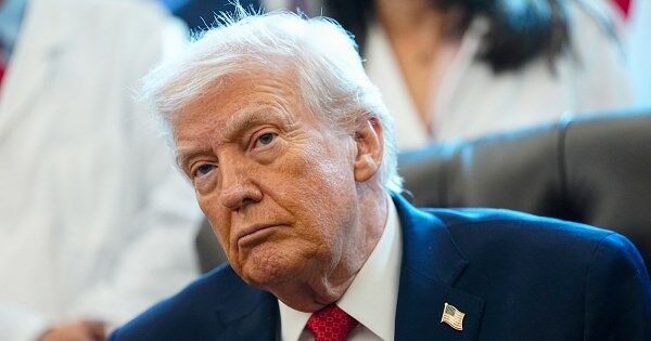 Động thái bất ngờ của ông Trump ngay trước thềm năm mới