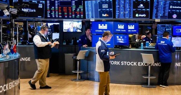 Khối ngoại bán ròng kỷ lục gần 136.000 tỷ đồng năm 2025, mã nào là tâm điểm?