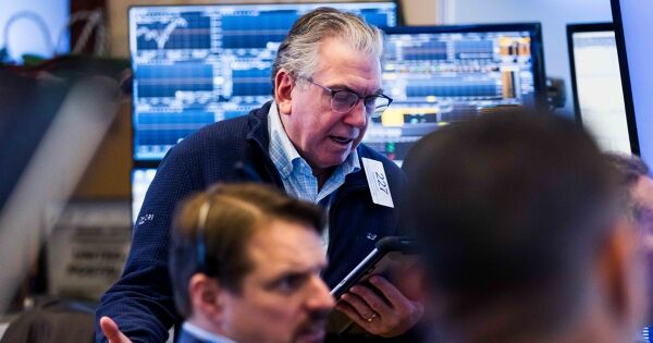 Chứng khoán Mỹ giảm sâu nhất từ tháng 10/2025 khi căng thẳng thuế quan bùng phát dữ dội