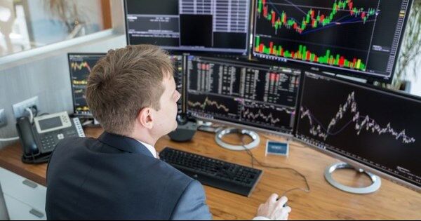 Khối ngoại duy trì bán ròng, tâm điểm VNM và VCB