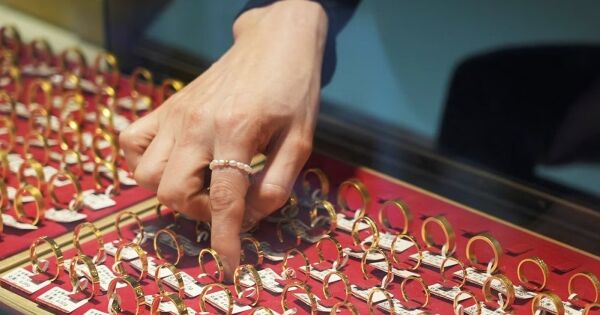 Người dân Trung Quốc đổ xô mua vàng bất chấp giá kỷ lục