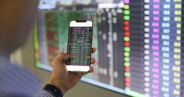 Xem xét cho doanh nghiệp thua lỗ vẫn niêm yết ở HoSE