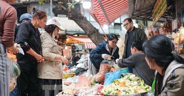 Thị trường mùng 2 Tết sôi động, giá cả ổn định