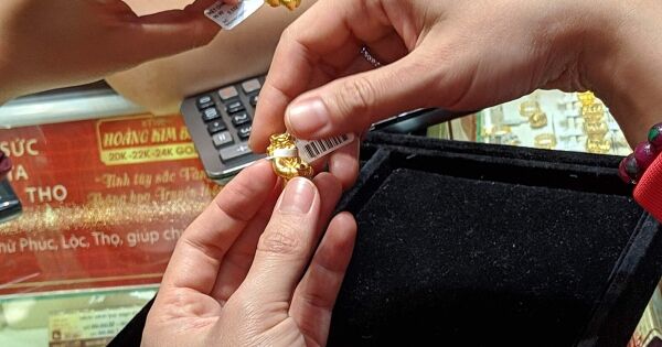 Đổ xô mua vàng siêu nhỏ ngày vía Thần Tài, chấp nhận mức giá tới 20 triệu đồng/chỉ để cầu may
