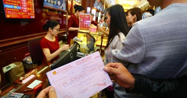 Xếp hàng mua vàng, bạc ‘trên giấy’: Chưa được cầm trong tay đã lỗ nặng, chuyên gia cảnh báo gì?