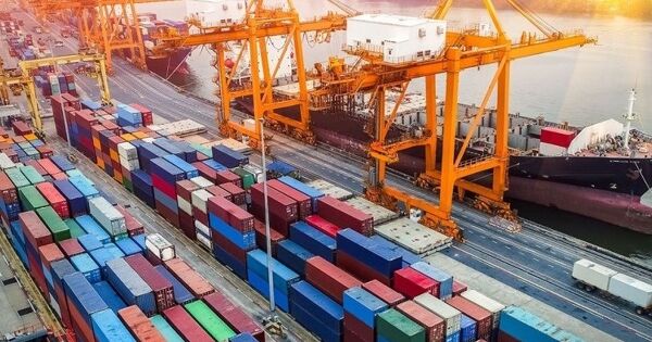 Nhập khẩu tăng gần 50% trong tháng 1, nhập siêu gần 1,8 tỷ USD